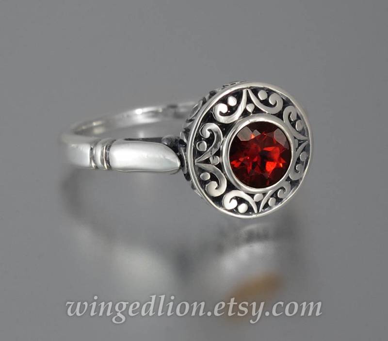Silberring Mit Rotem Granat Und Weißen Saphiren von WingedLion