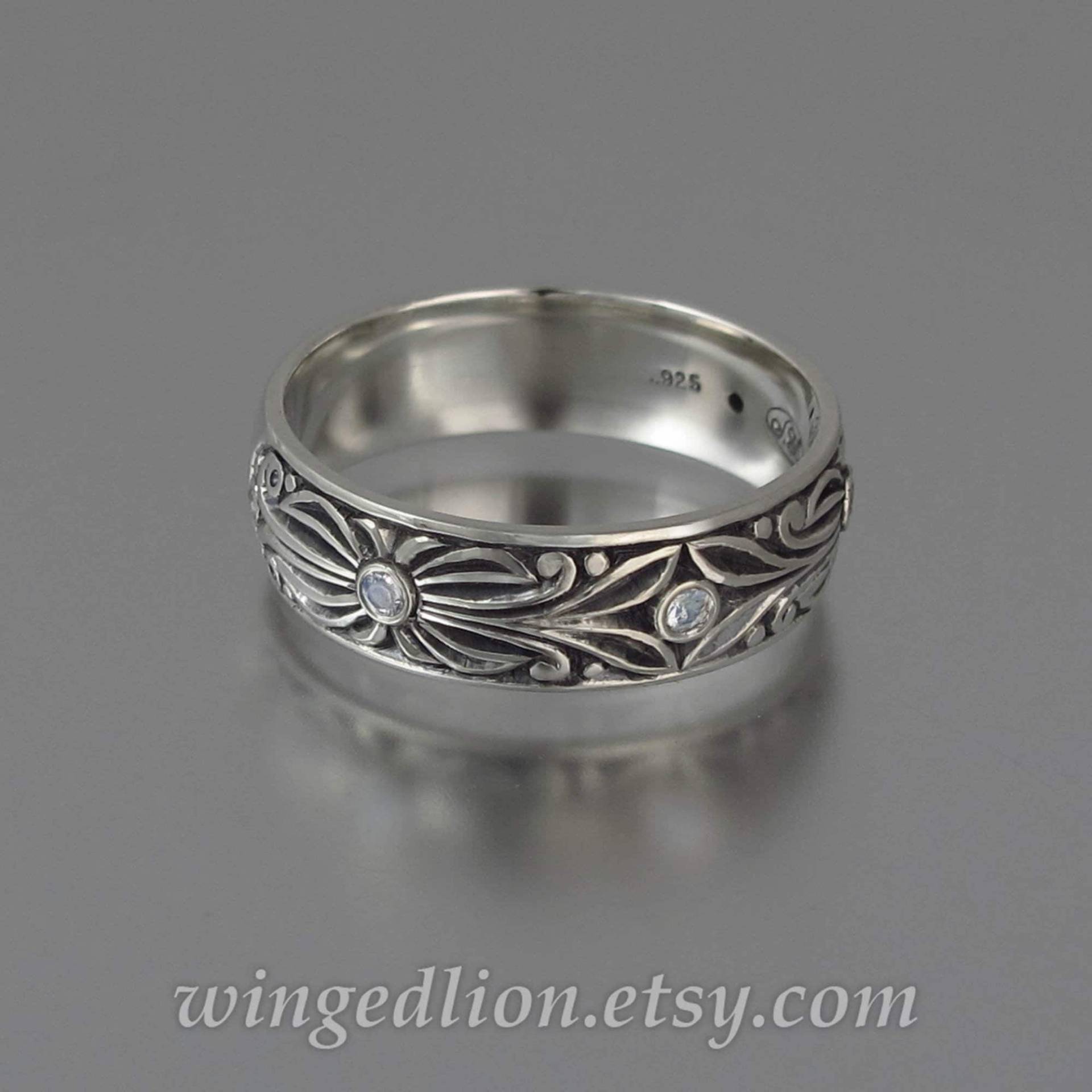 The Count Silber Und Mondsteine Unisex Hochzeitsband The Count Silber Und Mondsteine Unisex Hochzeitsband von WingedLion