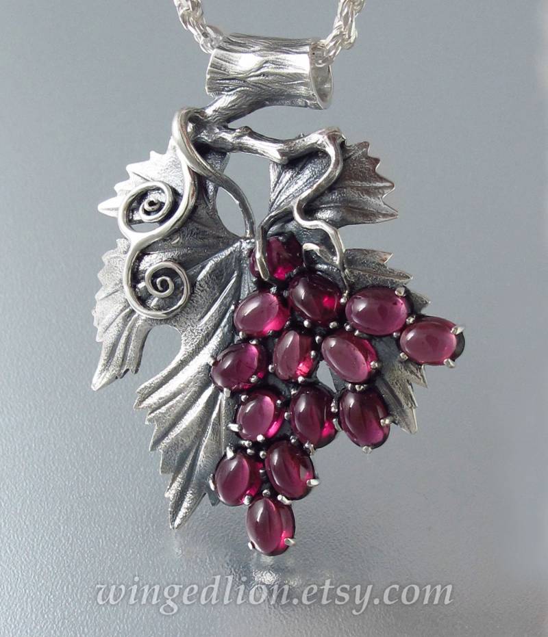 The Trauben Silber Anhänger Mit Rhodolith Granat Versandfertig von WingedLion