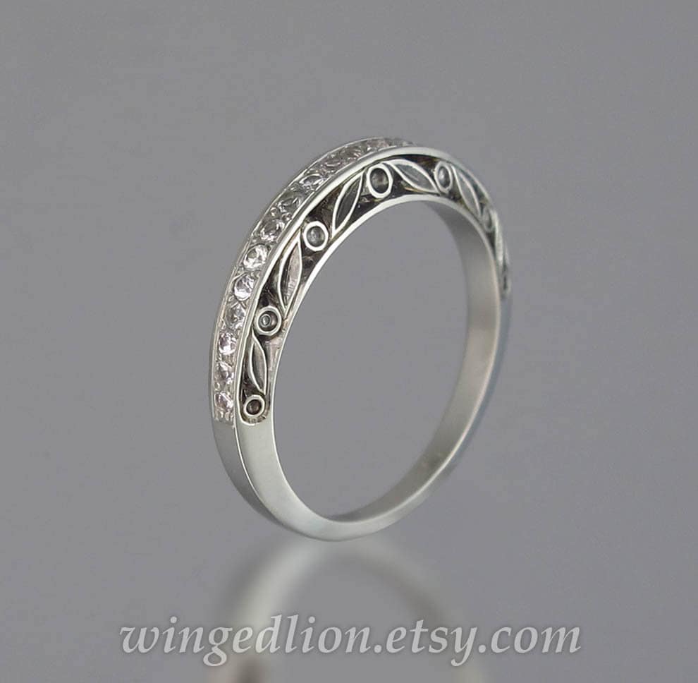 Under A Spell Ehering 14K Gold Und Diamanten Halbeterneternt von WingedLion