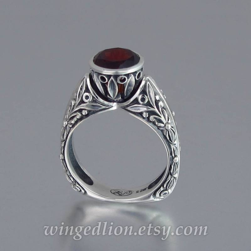 Verlobungsring Silber Mit Granat Die Rote Gräfin | Grössen Von 7 Bis 9, 5 von WingedLion