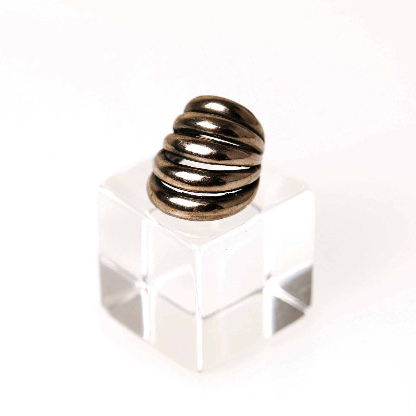 Schwarze Rhodium-Beschichtete Ohrmanschette Schwarze Rhodium-Beschichtete Ohrmanschette von WinifredJewelry