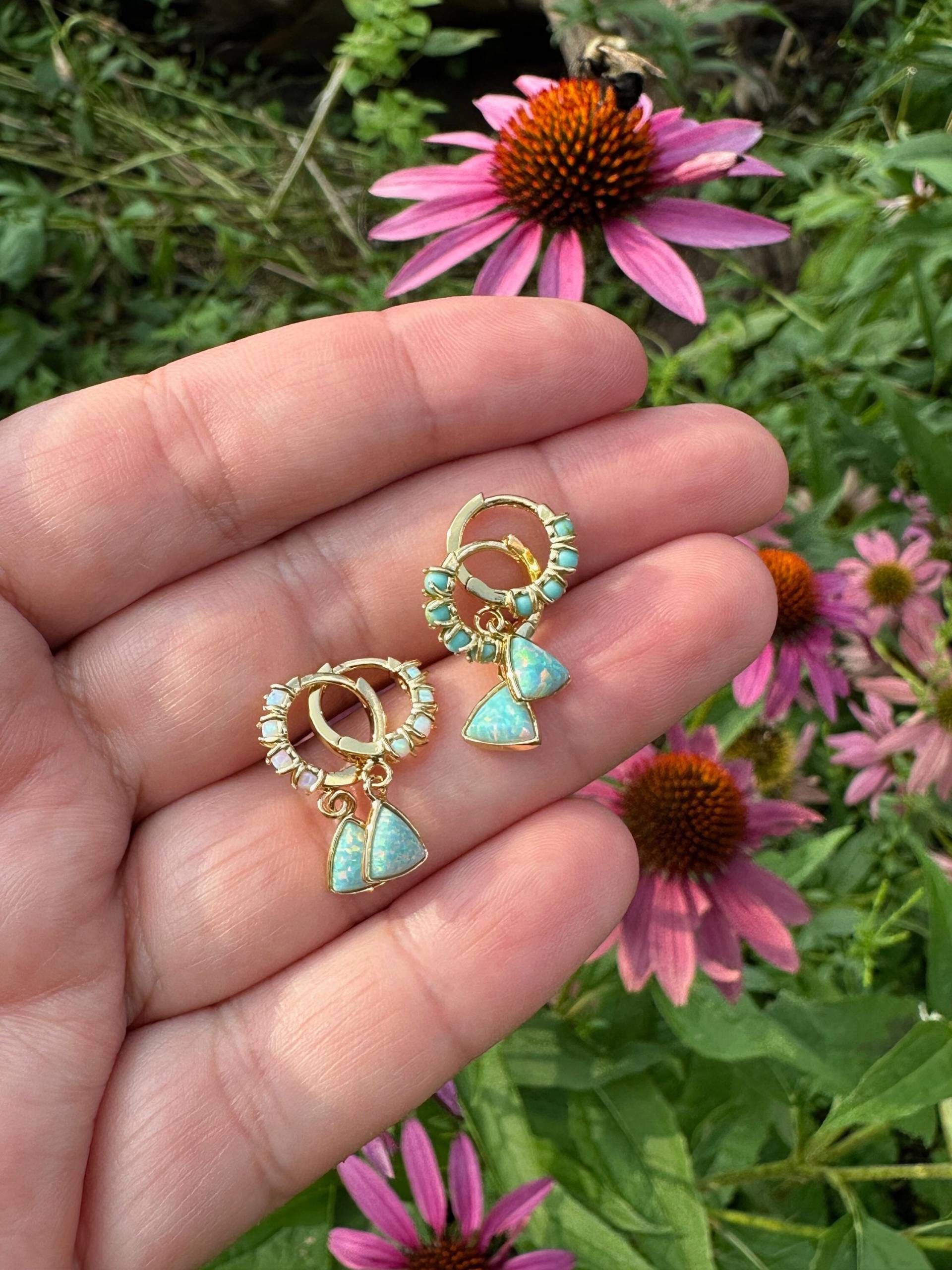 Blaue Opal Huggie Ohrringe, Türkis Huggie, Geschenk, Geschenk Für Sie, Schmuck, Gold Blauer Opalschmuck von WinifredandBramble