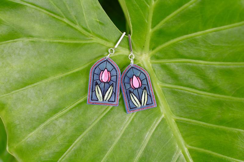 Glasohrringe, Acrylohrringe, Tulpenohrringe, Handbemalter Schmuck, Tulpenschmuck, Blumenschmuck, Glasschmuck, Geschenk von WinifredandBramble