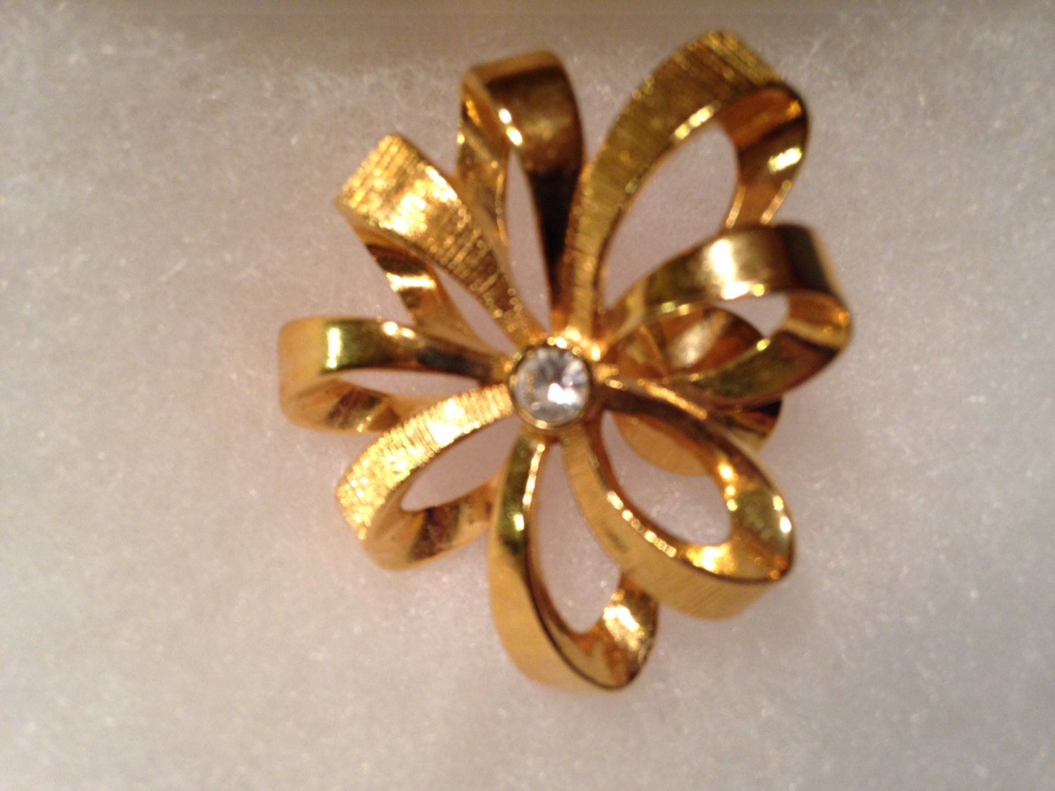 Gold Blume Brosche/Pin Gold Blume Brosche/Pin von WinkiesTreasures