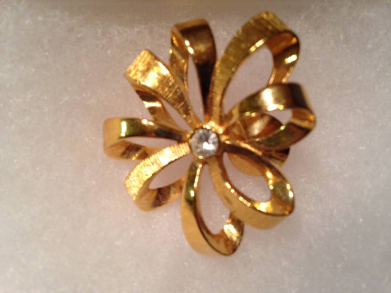 Gold Blume Brosche/Pin Gold Blume Brosche/Pin von WinkiesTreasures