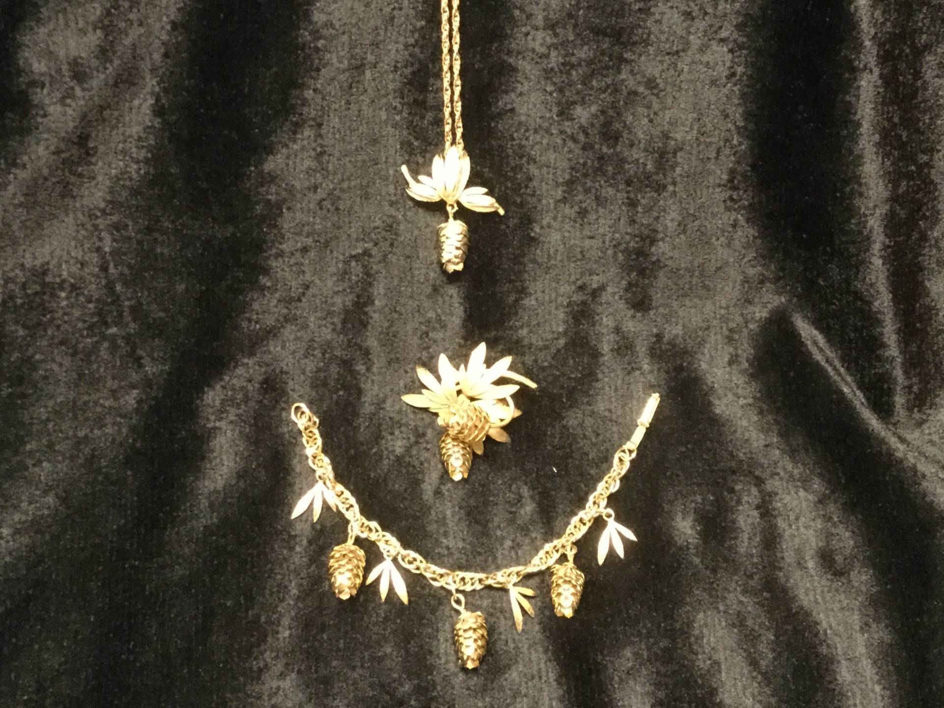 Vintage Gold-Ton Pinecone Und Blatt Schmuck Set Halskette, Brosche Armband Vintage Gold-Ton Pinecone Und Blatt Schmuck Set Halskette, Brosche Armband von WinkiesTreasures