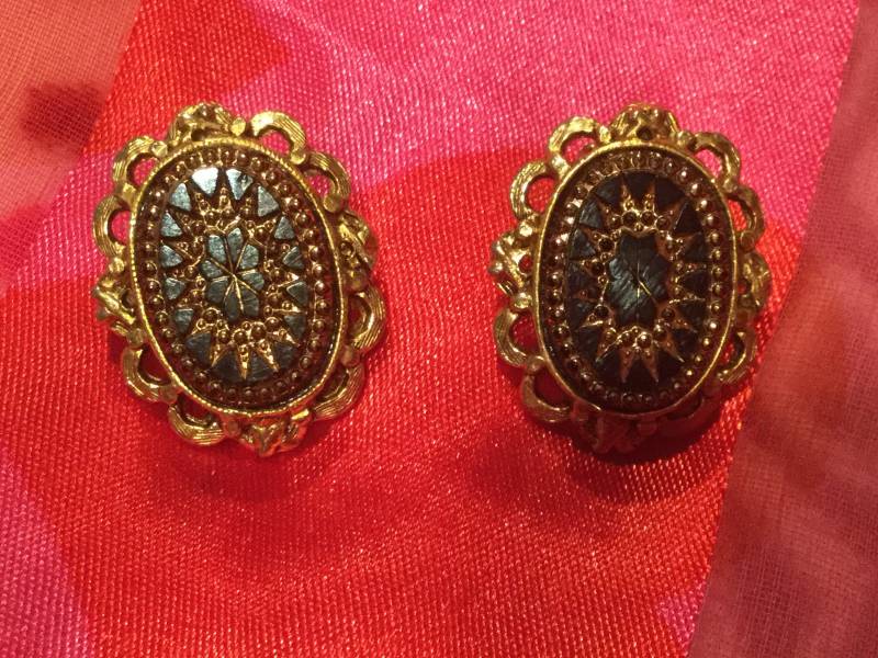 Vintage Gold-Ton Schwarz Onyx Clip Auf Ohrringe Mit Gold Radierung Vintage Gold-Ton Schwarz Onyx Clip Auf Ohrringe Mit Gold Radierung von WinkiesTreasures
