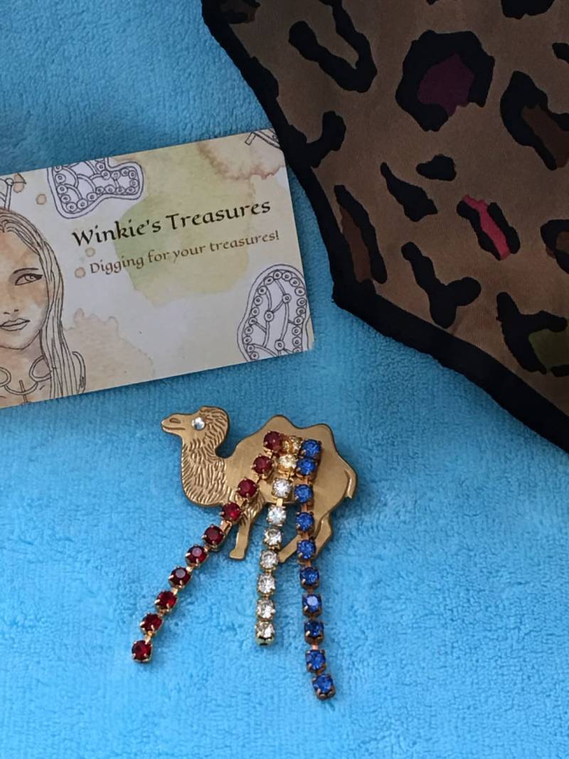 Vintage Goldfarbene Kamel Brosche Mit Baumelnden Strasssteinen von WinkiesTreasures