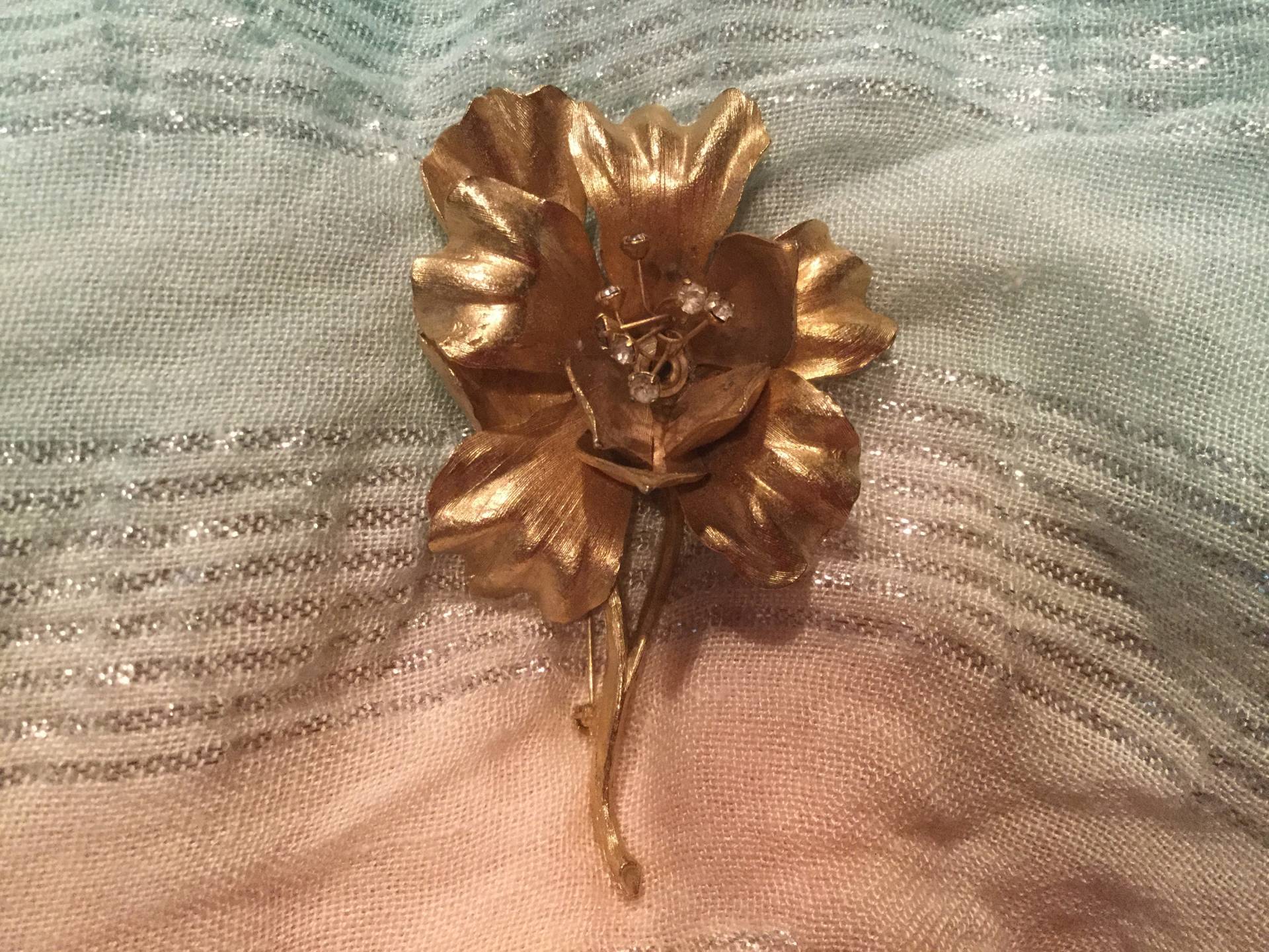 Vintage Mid-Century Gold-Ton Blume Brosche Mit Faux Diamanten Vintage Mid-Century Gold-Ton Blume Brosche Mit Faux Diamanten von WinkiesTreasures