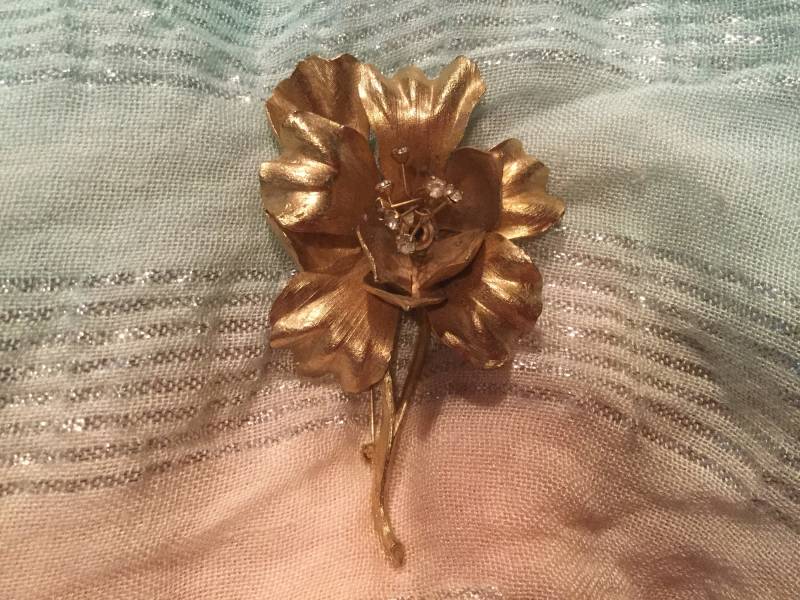 Vintage Mid-Century Gold-Ton Blume Brosche Mit Faux Diamanten Vintage Mid-Century Gold-Ton Blume Brosche Mit Faux Diamanten von WinkiesTreasures