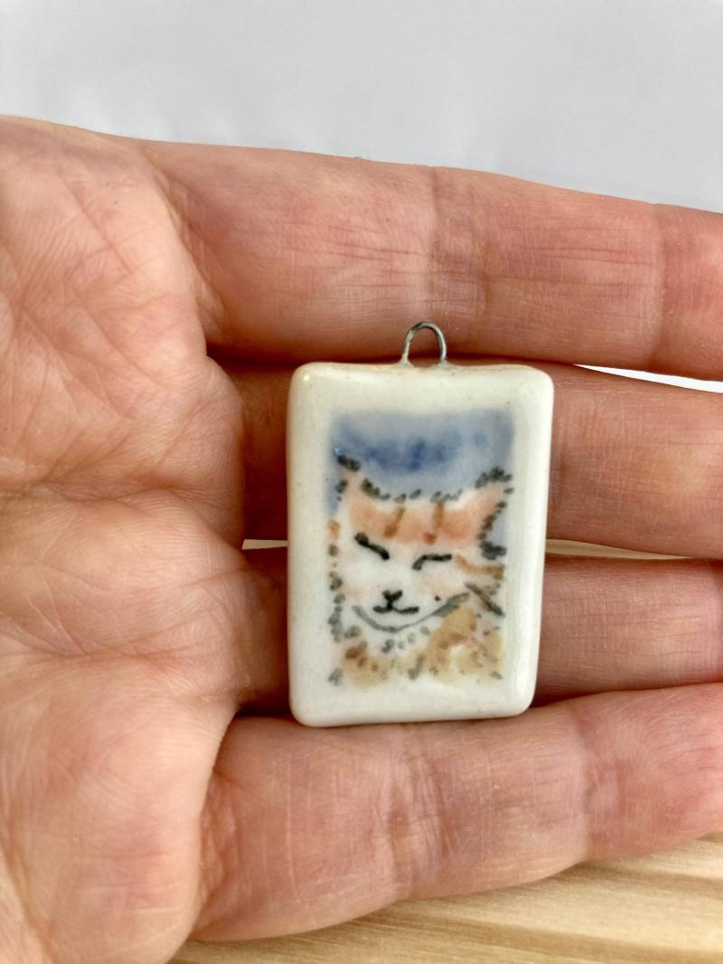 Personalisierte Halskette Mit Katzen Anhänger Handbemalter Haustier Anhänger Aus Porzellan von WinkingCatClay