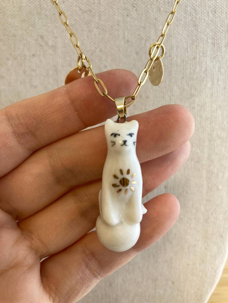 Handgemachte Porzellan Katze Anhänger Handbemalte Gold Detail Halskette von WinkingCatClay