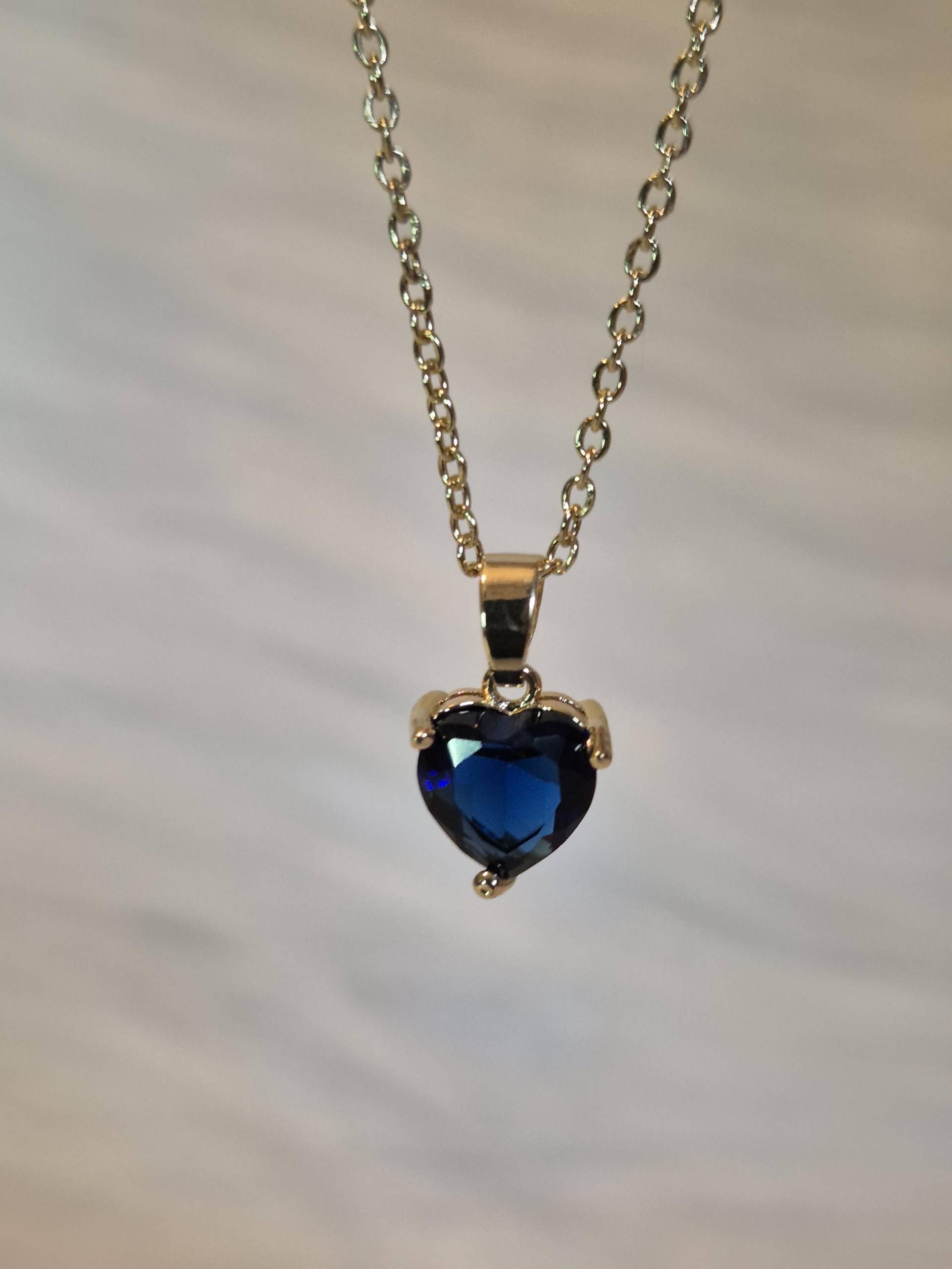 Herzkette, Halskette Mit Blauem Herz Herzkette, Halskette Mit Blauem Herz von WinklersWerkstatt