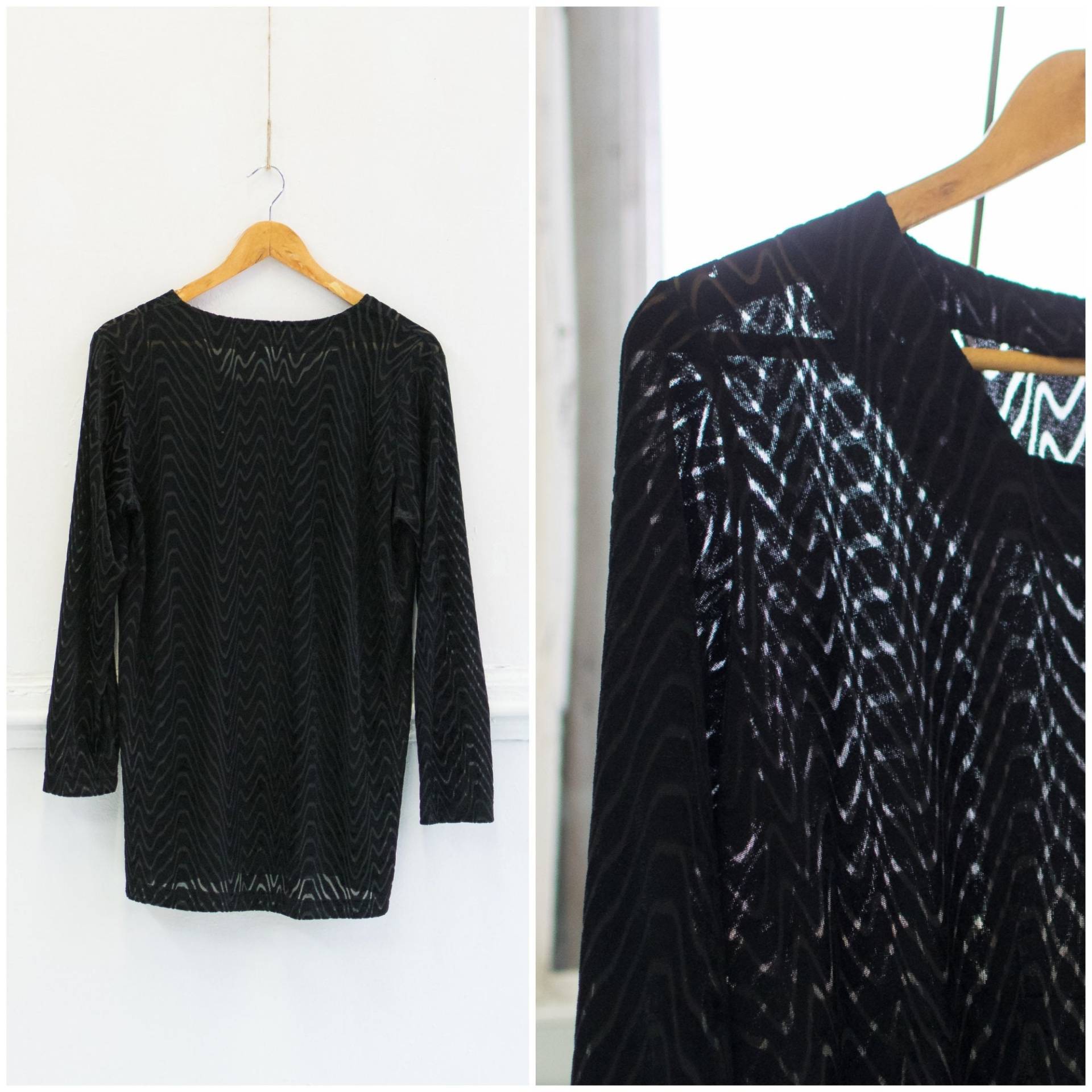 Vintage Schwarze Tunika Damen Chevron Print Shirt M Semi Sheer Bluse 90Er Schwarz Langarm Zick Zack Top Durchsichtig von WinnersVintage