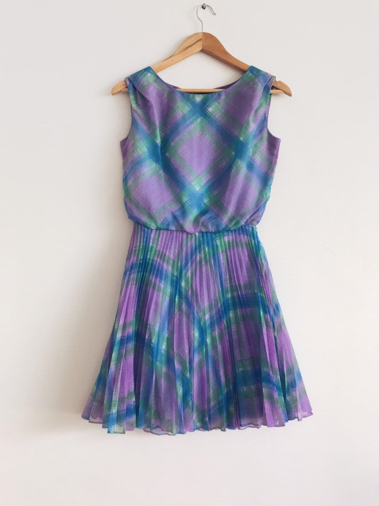 Vintage Lila Karo Plissee Kleid Ärmelloses Sonnenkleid Vintage Lila Karo Plissee Kleid Ärmelloses Sonnenkleid von WinniesVintageShop