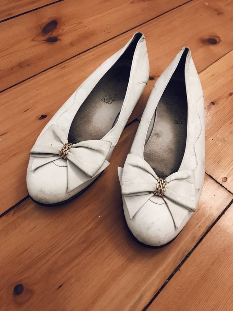 Vintage Weiße Ballerinas Bogen-Detail, Goldakzent Vintage Weiße Ballerinas Bogen-Detail, Goldakzent von WinniesVintageShop