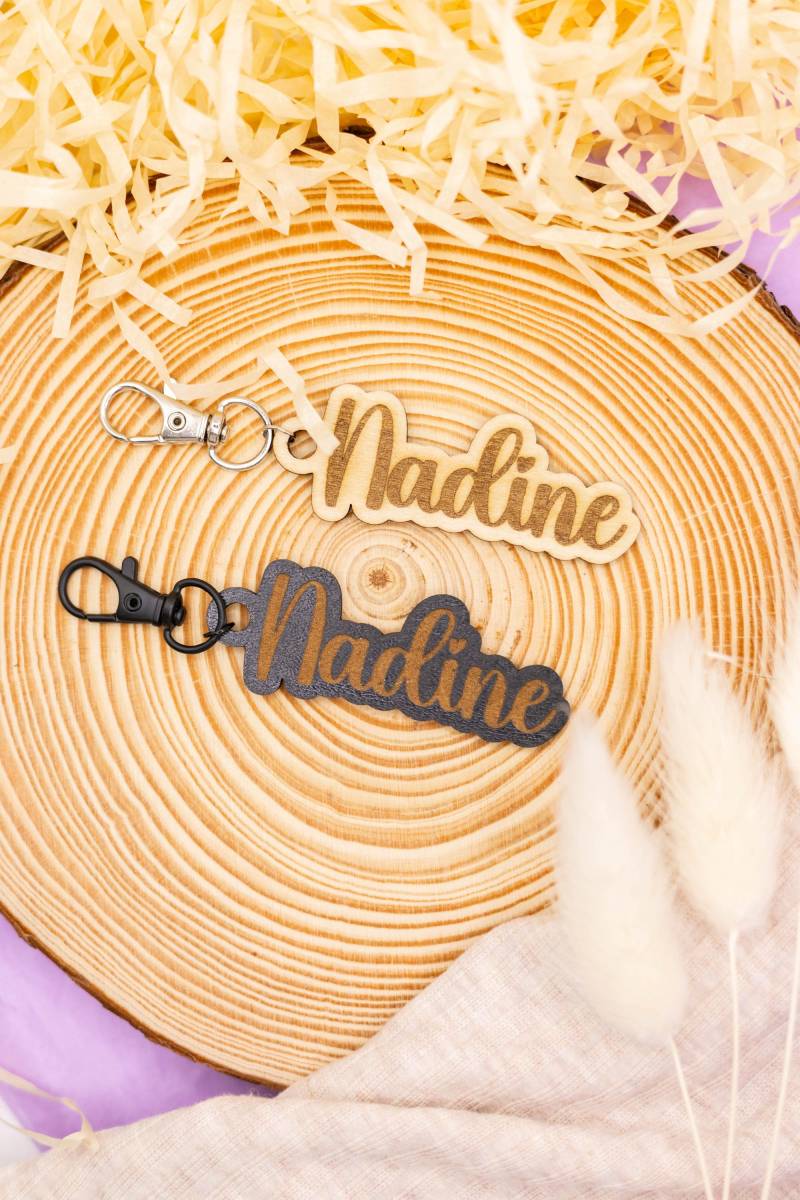 Schlüsselanhänger Name Aus Holz Geschenkidee Personalisiert Namensanhänger Für Geburtstag Schulanfang Kollegen Freunde Familie Schwarzbraun Schlüsselanhänger Name Aus Holz Geschenkidee Personalisiert Namensanhänger Für Geburtstag Schulanfang Kollegen Freunde Familie Schwarzbraun von Winniesbynadine