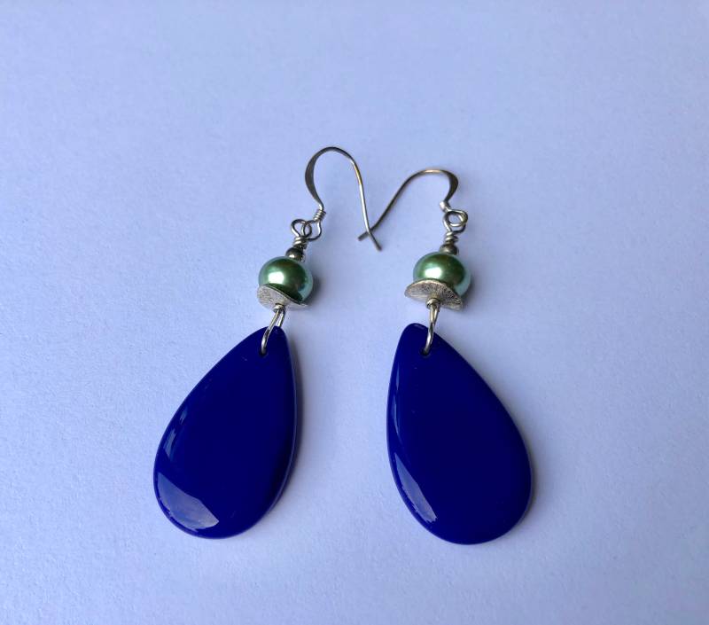 Deep Blue Sea Teardrop Stein Silber Ohrringe Mit Grünen Perlen Akzent Kostenloser Versand von WinsomeWillowStudios