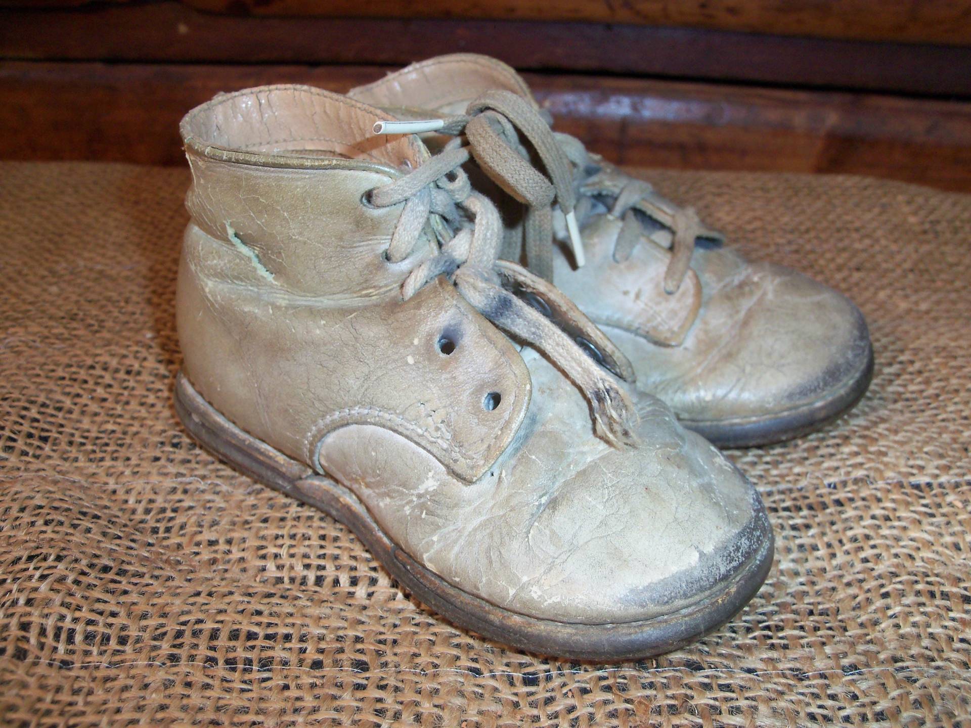 Vintage Babyschuhe Paar Kleidung Walking Kid Füße Vintage Babyschuhe Paar Kleidung Walking Kid Füße von WinterFinds