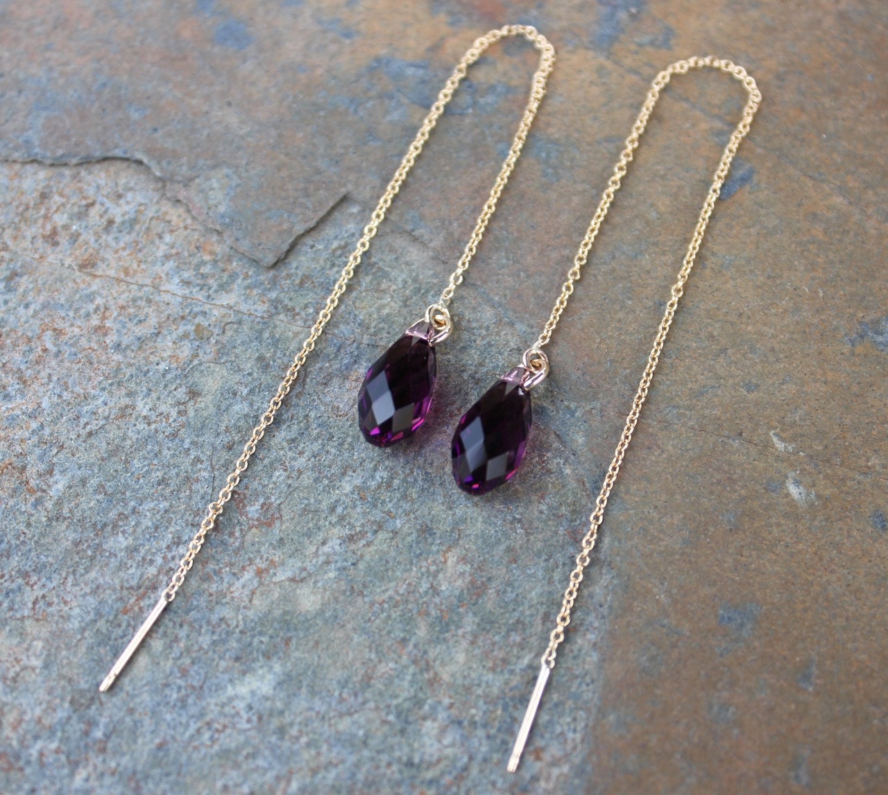 Amethyst Lila Tropfen Ohrringe - Swarovski Kristall Brioletten, 14K Gold Filled Ohreinfädler Thread von WinterberryJewelry