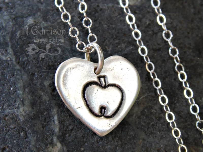 "Anhänger "Apfel Für Lehrer" - Handgemachter Kleiner Feinsilber Herz Anhänger, Sterling Silber Kette Perfekt Lehrer, Schüler -" "Anhänger "Apfel Für Lehrer" - Handgemachter Kleiner Feinsilber Herz Anhänger, Sterling Silber Kette Perfekt Lehrer, Schüler -" von WinterberryJewelry