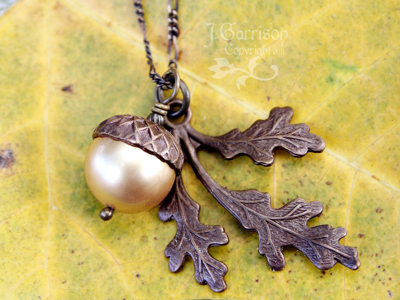 Antike Messing Eichel & Eichen Blatt Halskette - Vintaj Messing, Swarovski Perle Perfekt Für Herbst Und Winter von WinterberryJewelry