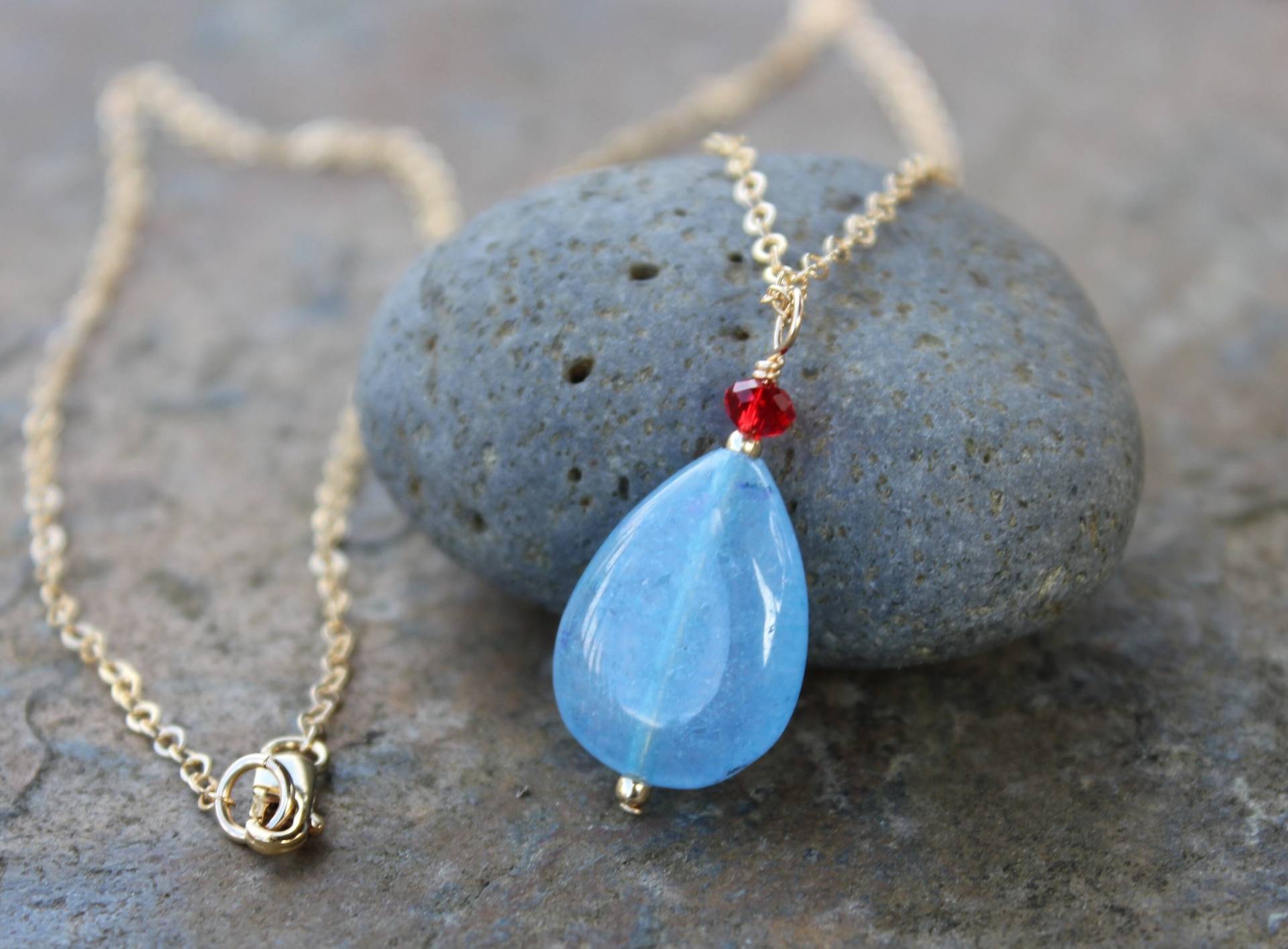 Aqua Jade Stein Teardrop Und Leuchtend Rote Kristall Goldkette - Glatter Hellblauer Brioletttropfen Hing An Einer 14K Goldfüllkette von WinterberryJewelry