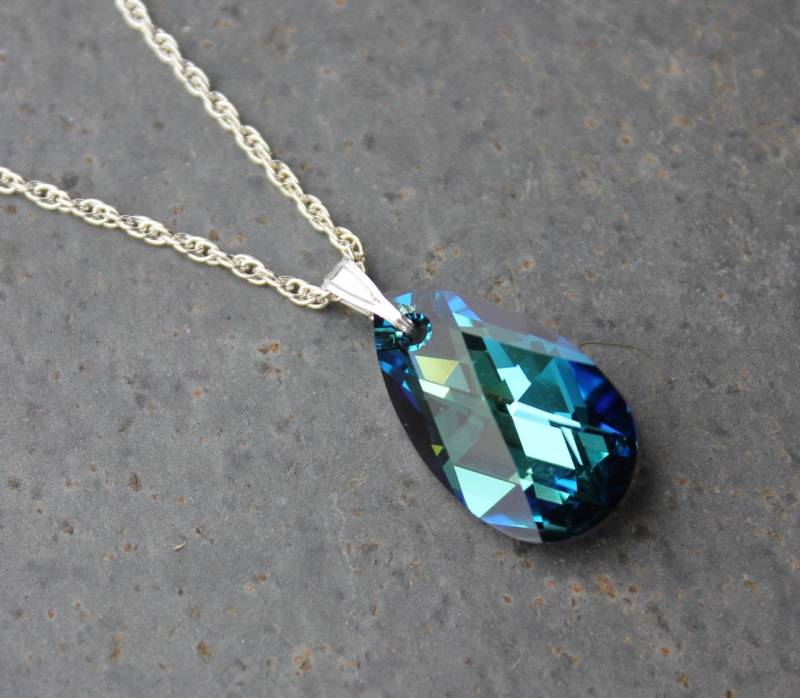 Aqua Teardrop Silber-Halskette - Feuriger Swarovski Kristall Bermuda Blauer Birnen-Anhänger An Sterling Silber-Seilkette Aqua Teardrop Silber-Halskette - Feuriger Swarovski Kristall Bermuda Blauer Birnen-Anhänger An Sterling Silber-Seilkette von WinterberryJewelry