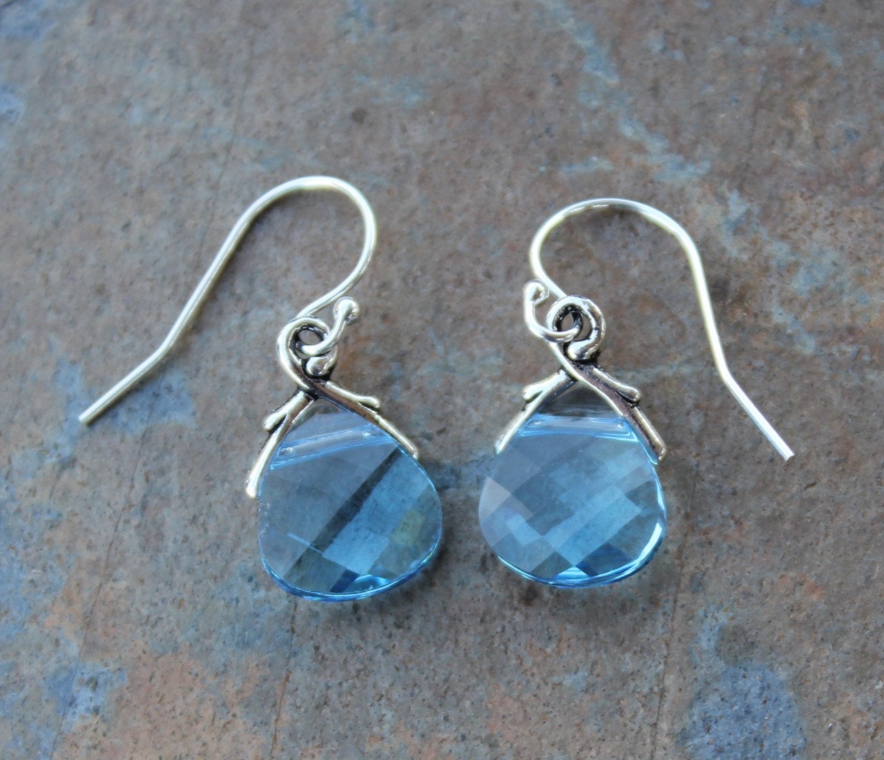 Aquamarin Kristall Briolette Ohrringe - Sterling Silber, Blass Aquablaue Swarovski Brioletten März Geburtsstein von WinterberryJewelry