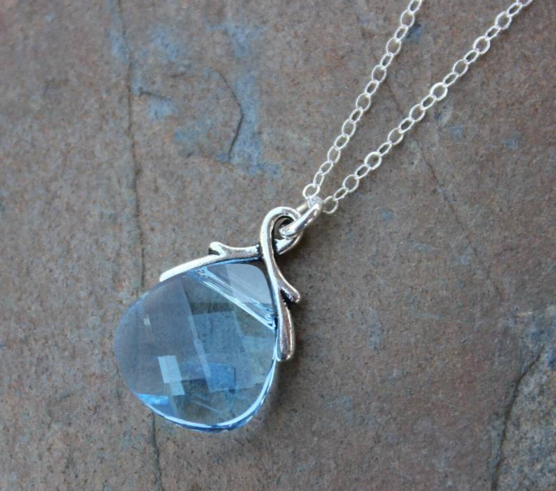 Aquamarine Kristall Briolette Halskette - Hell Aqua Blaue Swarovski Kristalle An Sterling Silber Kette Aquamarine Kristall Briolette Halskette - Hell Aqua Blaue Swarovski Kristalle An Sterling Silber Kette von WinterberryJewelry