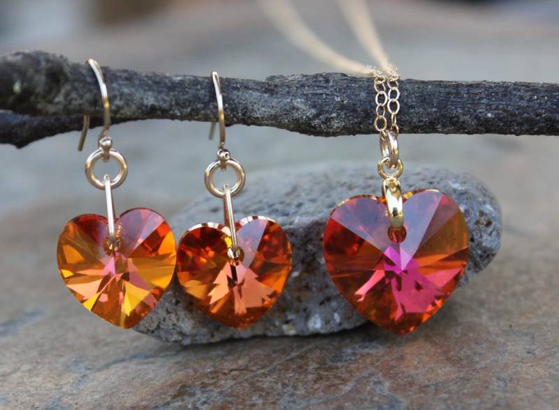 Astral Pink Herz Gold Halskette Und Ohrring Set - Feuriger Orange Pinker Swarovski Kristall Anhänger An 14K Gold Gefüllte Kette Astral Pink Herz Gold Halskette Und Ohrring Set - Feuriger Orange Pinker Swarovski Kristall Anhänger An 14K Gold Gefüllte Kette von WinterberryJewelry