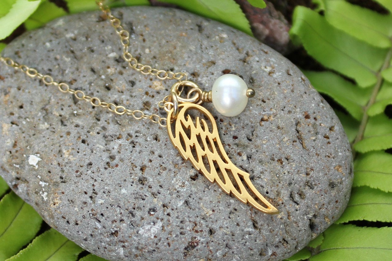 Beloved Halskette - 22K Vergoldet Engelsflügel Anhänger Und Süßwasserperle, Zarte 14K Gold Filled Kette von WinterberryJewelry