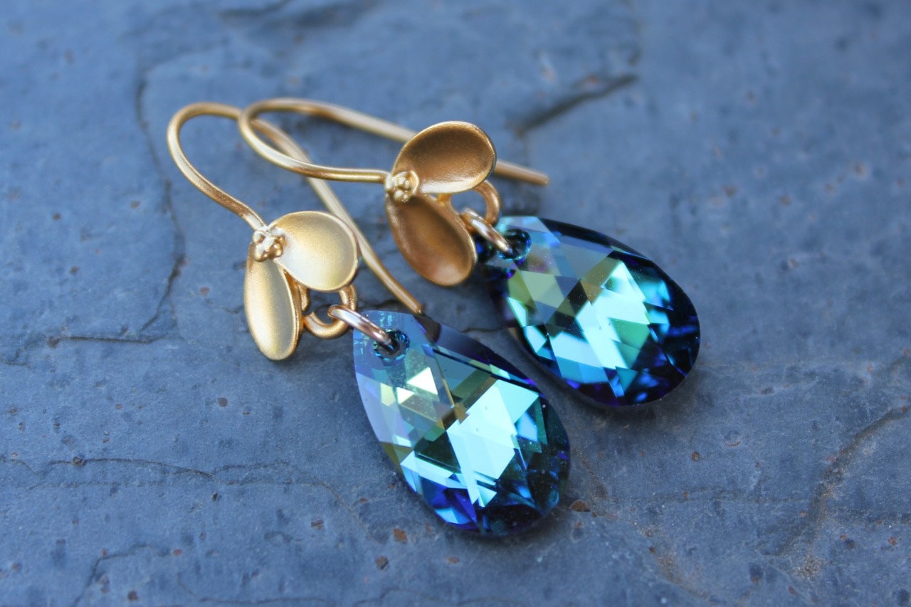 Bermuda Blue Crystal Pear Drops & Gold Bud Ohrringe - Brilliant Facettierte Blau Grüne Swarovski Kristalle, 24K Vergoldete Sterling Silber Haken von WinterberryJewelry