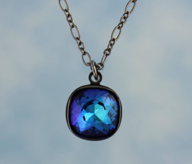 Bermuda Blue Crystal Pillow Gunmetal Halskette - Blau Grün Farbwechsel Facettierter Quadrat Swarovski Kristall, Glänzende Schwarz Messing Kette von WinterberryJewelry