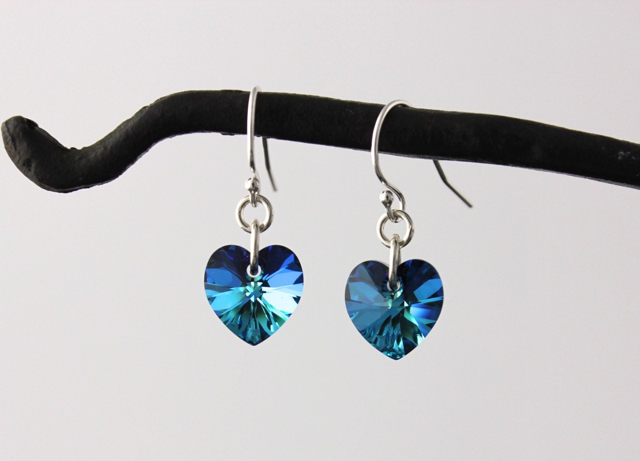 Bermuda Blue Heart Ohrringe - Strahlende Blaugrüne Swarovski Kristallherzen An Sterling Silber Haken Ebenfalls Erhälbar. 14K Gold-Fill Ohrhaken von WinterberryJewelry