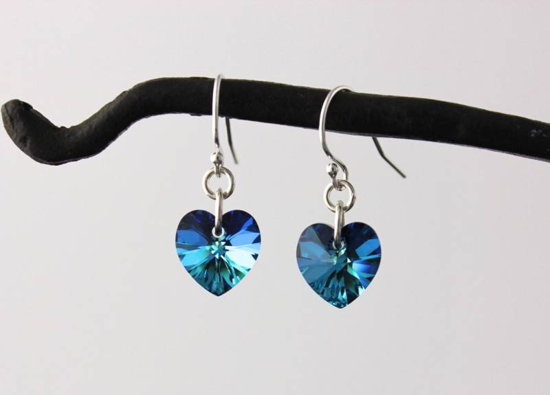 Bermuda Blue Heart Ohrringe - Strahlende Blaugrüne Swarovski Kristallherzen An Sterling Silber Haken Ebenfalls Erhälbar. 14K Gold-Fill Ohrhaken Bermuda Blue Heart Ohrringe - Strahlende Blaugrüne Swarovski Kristallherzen An Sterling Silber Haken Ebenfalls Erhälbar. 14K Gold-Fill Ohrhaken von WinterberryJewelry