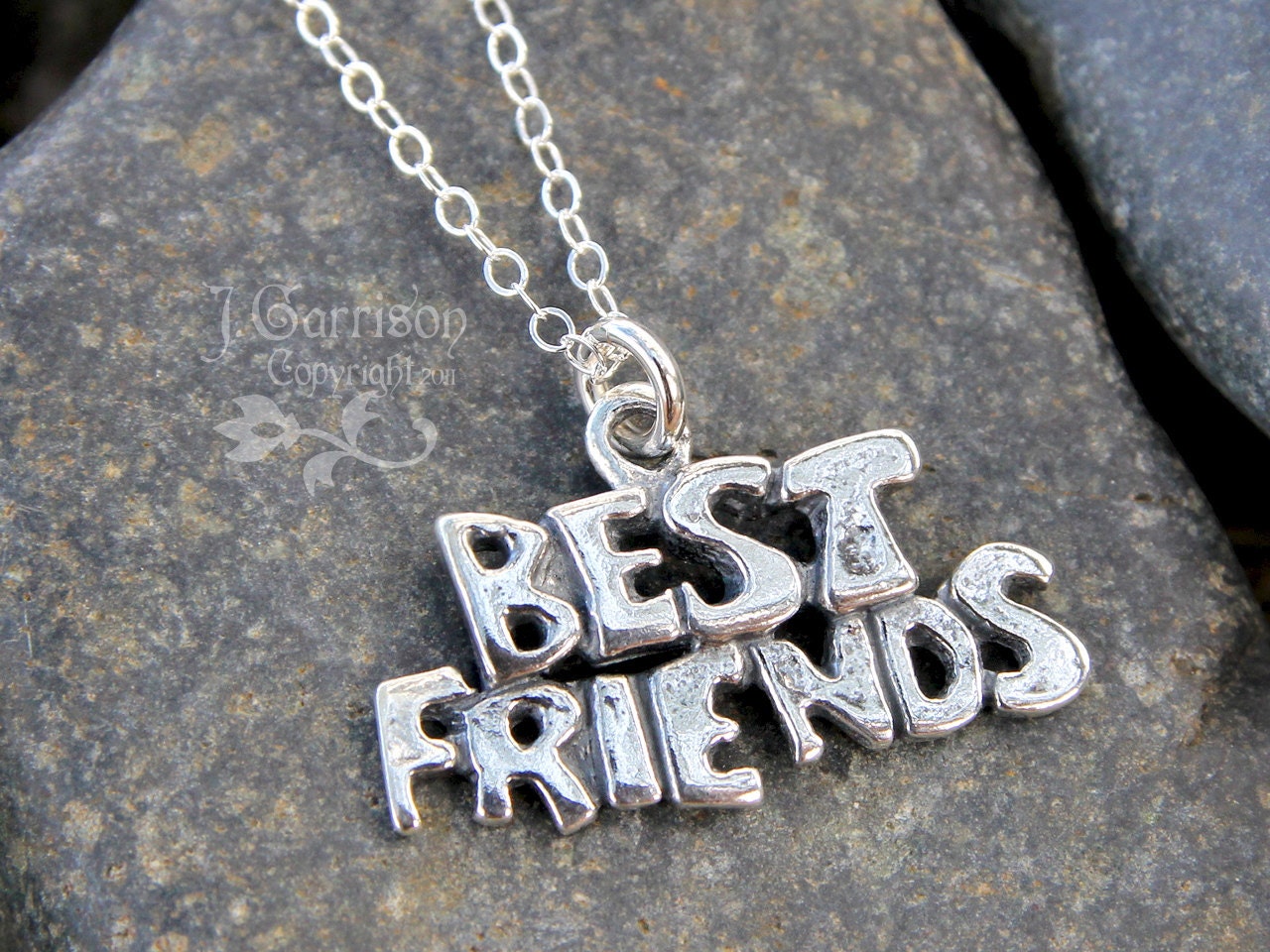 Beste Freunde Sterling Silber Wort Anhänger Halskette - Kette Süßes Geschenk Für Ihre Bff von WinterberryJewelry