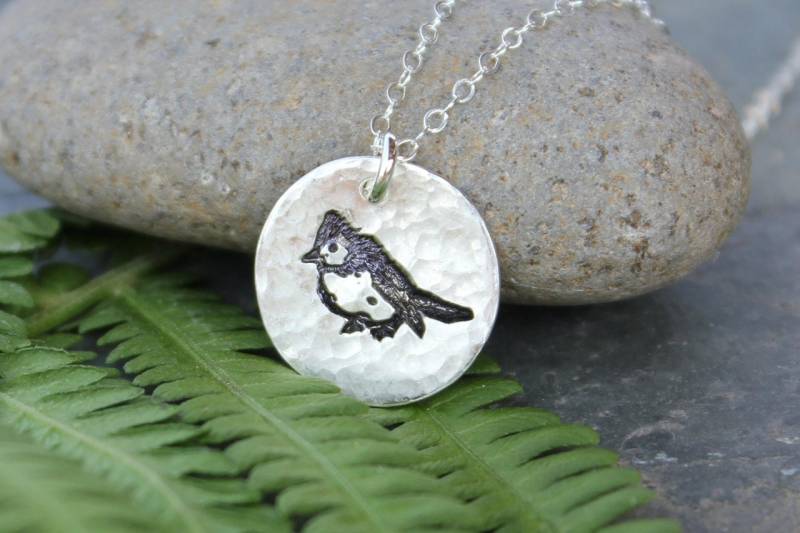 Blauhäher Vogel Halskette - Handgemachter Gehämmerter Feinsilber Scheibenanhänger An Einer Sterling Silber Kette Blauhäher Vogel Halskette - Handgemachter Gehämmerter Feinsilber Scheibenanhänger An Einer Sterling Silber Kette von WinterberryJewelry