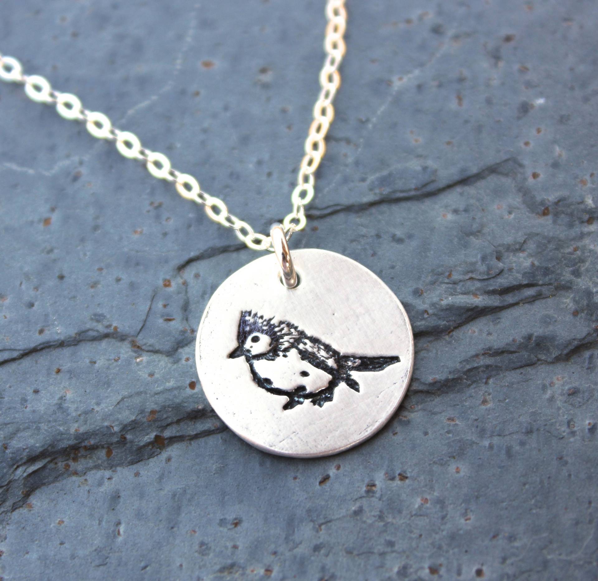 Blauhäher Vogel Halskette - Handgemachter Scheibenförmiger Feinsilber Anhänger Mit Handgestempeltem von WinterberryJewelry