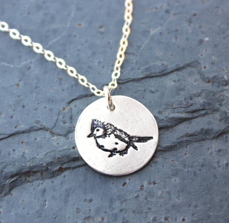 Blauhäher Vogel Halskette - Handgemachter Scheibenförmiger Feinsilber Anhänger Mit Handgestempeltem Blauhäher Vogel Halskette - Handgemachter Scheibenförmiger Feinsilber Anhänger Mit Handgestempeltem von WinterberryJewelry