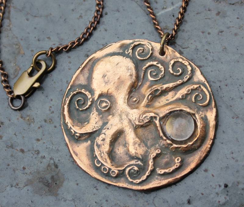 Bronze Oktopus Und Mondstein Anhänger Halskette - Glatte Antiqued Messing Panzerkette Hergestellt in Den Usa Mehrere Längen Erhältlich- Ocean Bronze Oktopus Und Mondstein Anhänger Halskette - Glatte Antiqued Messing Panzerkette Hergestellt in Den Usa Mehrere Längen Erhältlich- Ocean von WinterberryJewelry