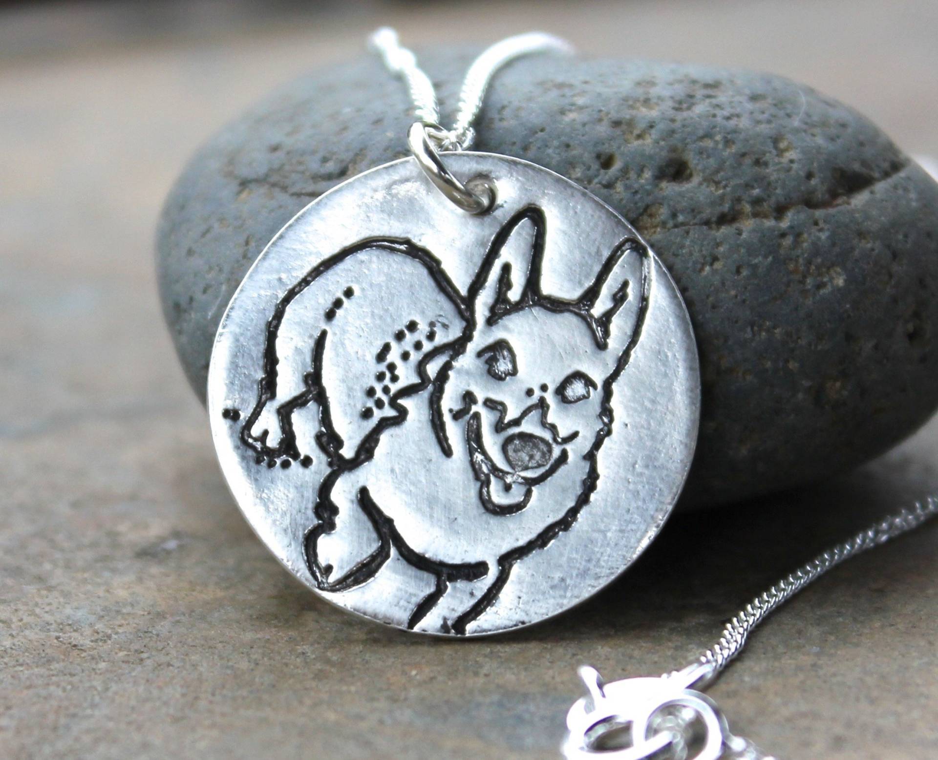 Corgis Halskette - Handgemachte Feinsilber Scheibenanhänger Mit Einem Niedlichen Hund An Sterling Panzerkette Haustier von WinterberryJewelry