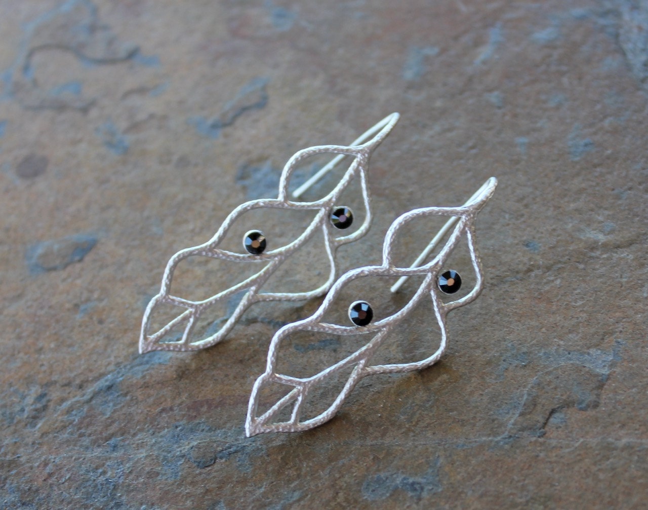 Cosmo Jet Black Matte Silver Leaves Ohrringe - Blattumrisse Mit Schwarzen Kristallen Auch in Gold Oder Schwarz von WinterberryJewelry