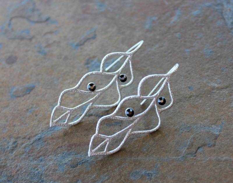 Cosmo Jet Black Matte Silver Leaves Ohrringe - Blattumrisse Mit Schwarzen Kristallen Auch in Gold Oder Schwarz Cosmo Jet Black Matte Silver Leaves Ohrringe - Blattumrisse Mit Schwarzen Kristallen Auch in Gold Oder Schwarz von WinterberryJewelry