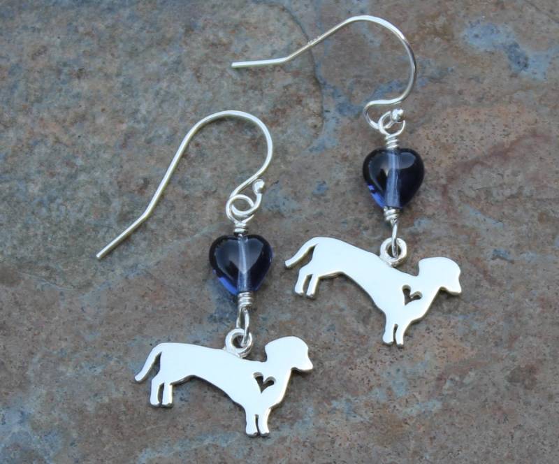 Dackel Ohrringe - Sterling Silber Mit Herz Charms, Denim-Blaue Glas Herzen, Ohrhaken von WinterberryJewelry