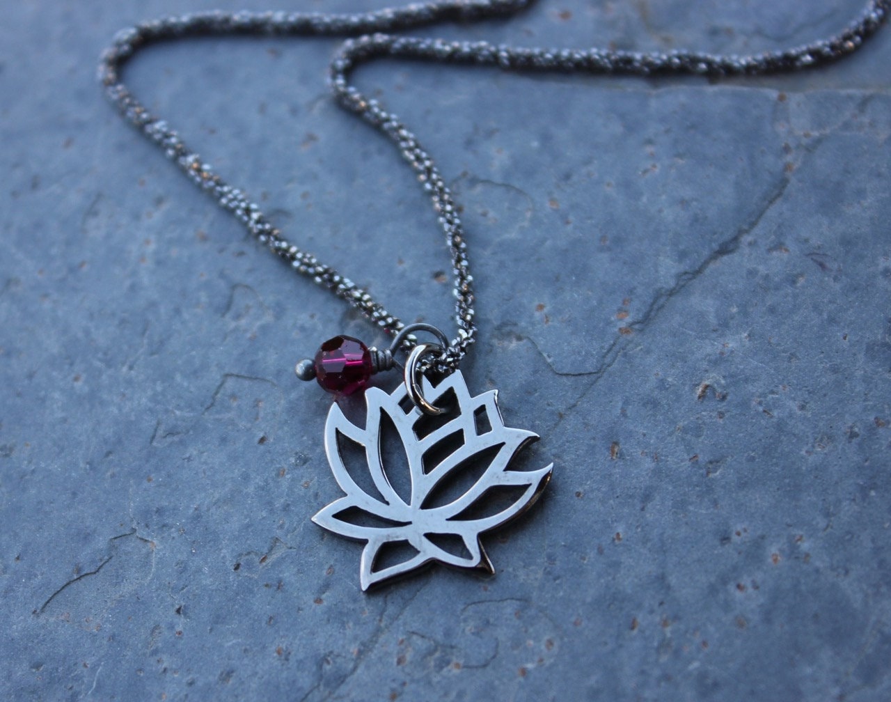 Dark Lotus Halskette - Schwarze Ruthenium Platinierte Sterling Silber Blume, Birthstone Kristall - Glänzende Schwarze Seil Kette - Zen Blume von WinterberryJewelry