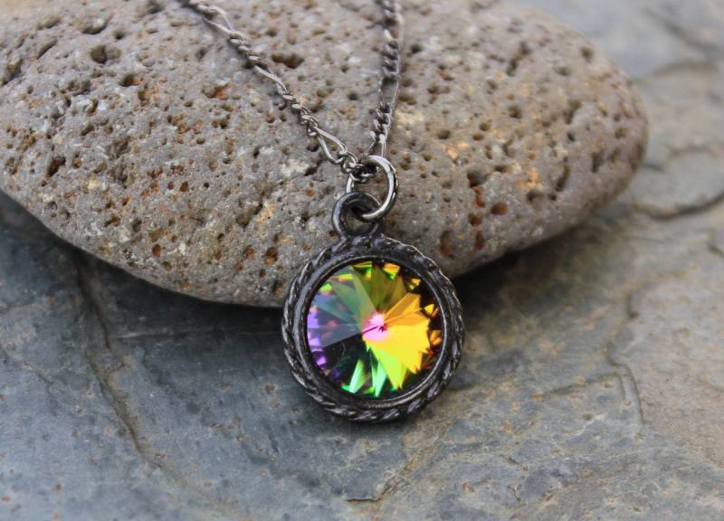 Dark Rainbow Crystal Rivoli & Gunmetal Black Halskette - Vitrail Medium Swarovski Crystal - Oil Slick - Grün Orange Pink Lila - Gothic Romance von WinterberryJewelry