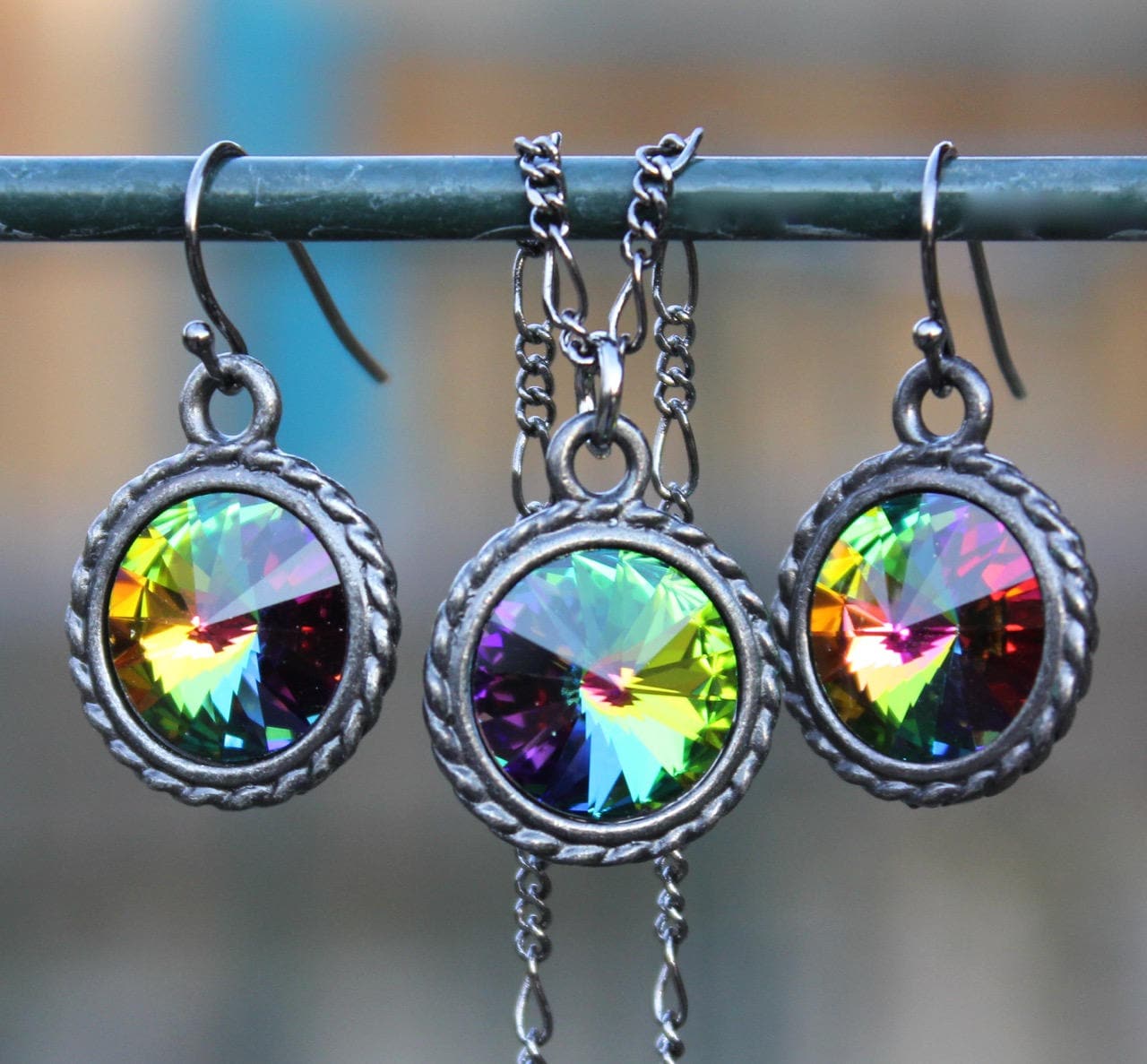 Dark Rainbow Gunmetal Schwarz Halskette & Ohrringe Mit Vitrail Medium Swarovski Kristall Rivolis - Wundervoll Pastel Goth von WinterberryJewelry