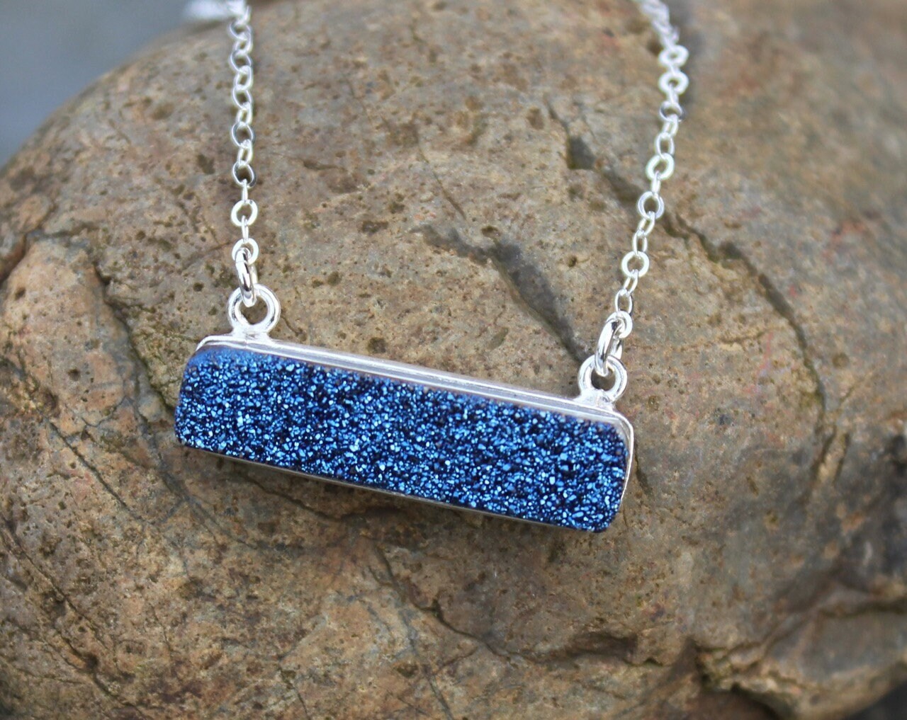 Deep Teal Blue Druzy Baguette Halskette - Funkelnder Blauer Kristall Horizontaler Rechteckanhänger An Sterling Silber Kette von WinterberryJewelry